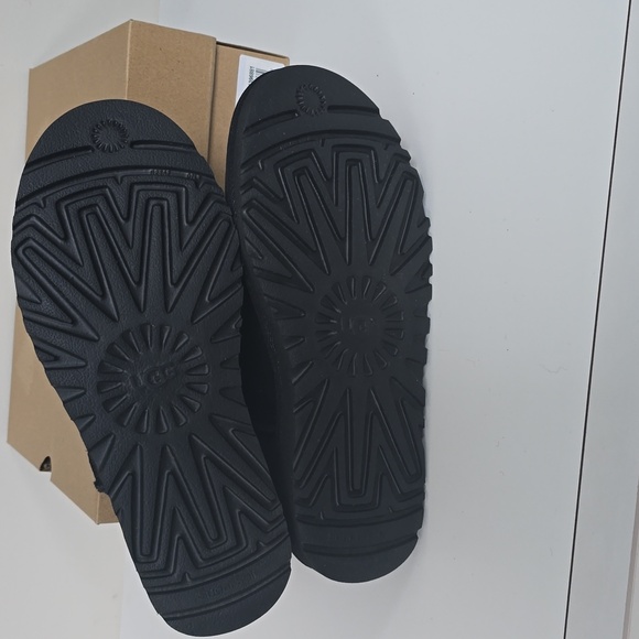 Ugg Boots Size 8 Classic Mini NWT - Picture 4 of 5